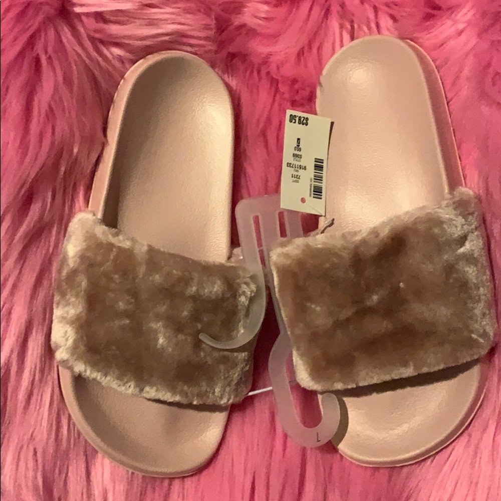 Size 7 or 9pink Faux fur Aeropostale slides - Picture 1 of 3